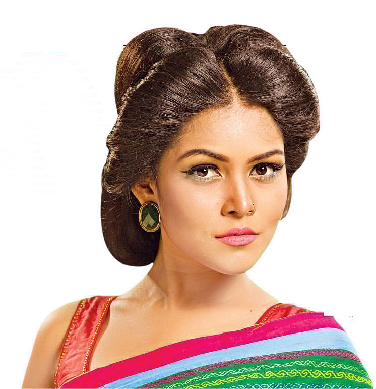 ত্বকে হাইলাইটারের আভা, চোখে লাইনারের টান—এ সময়ের সাজ এমনই। মডেল: পিয়া, ছবি: নকশা