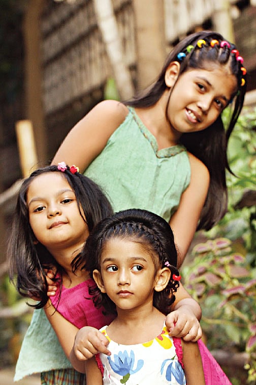 রঙিন পুঁতি, ক্লিপের ব্যবহারে বর্ণিল হয়ে উঠবে ছোট মেয়েদের চুলের সাজ। মডেল: রাই, ফাইরুজাহ্ ও প্রকৃতি, চুলের স্টাইল: তানজিমা শারমিন, ছবি: সুমন ইউসুফ