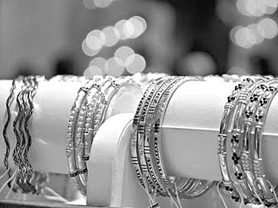 ভরিপ্রতি এক হাজার ২০১ টাকা পর্যন্ত কমানোর সিদ্ধান্ত নিয়েছে বাংলাদেশ জুয়েলার্স সমিতি (বাজুস)।