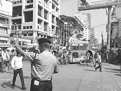 বৃহস্পতিবার দুপুরে হরতাল চলাকালে পল্টন মোড়ের দৃশ্য