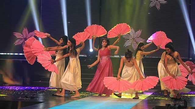 ফুল হাতে নাচ পরিবেশন করছেন শিল্পীরা। ছবি: মনিরুল আলম