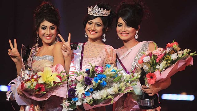 তিন বিজয়ী একসঙ্গে। ছবি: মনিরুল আলম