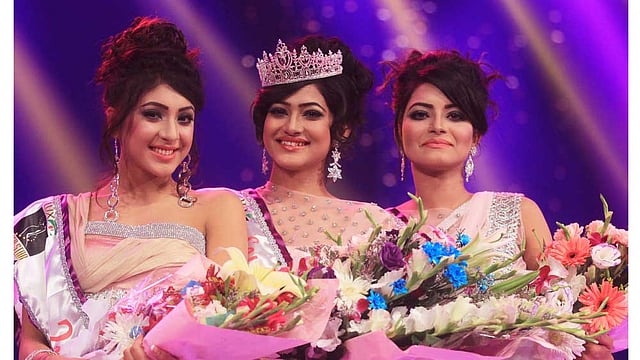 লাক্স চ্যানেল আই সুপারস্টার নাদিয়া আফরিন (মাঝে)। পাশে প্রথম রানারআপ নাজিফা আনজুম এবং দ্বিতীয় রানারআপ নীলঞ্জনা নীলা। অনুষ্ঠানটি রাজধানীর বঙ্গবন্ধু সম্মেলন কেন্দ্রে অনুষ্ঠিত হয়। ছবি: মনিরুল আলম