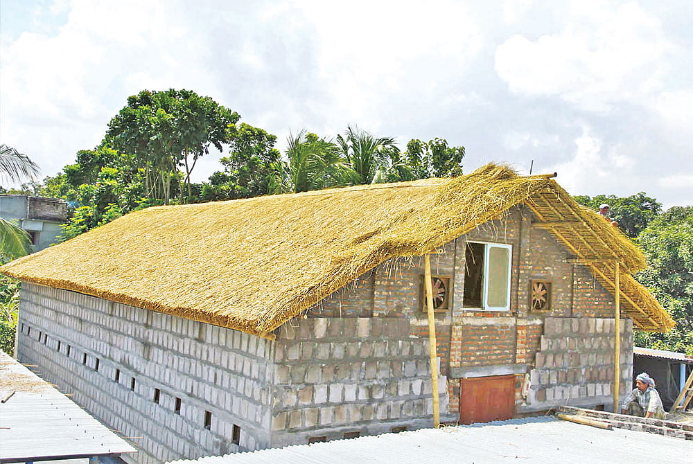 রাজশাহী নগরের নামোভদ্রা এলাকায় তৈরি করা হয়েছে বিকল্প ‘হিমাগার’। ৩০০ টন ধারণক্ষমতার এই হিমাগার তৈরিতে ব্যয় হয়েছে মাত্র ১৪ লাখ টাকা l ছবি: প্রথম আলো