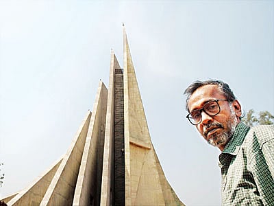 নিজের সৃষ্টির সামনে দাঁড়িয়ে স্থপতি সৈয়দ মাইনুল হোসেন। ২০০৬ সালের ৬ মার্চ ছবিটি তোলেন জাহিদুল করিম