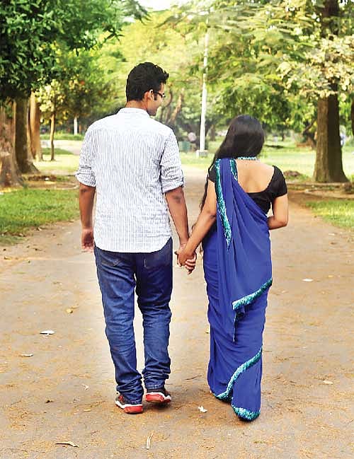 সঙ্গী হারিয়ে কিংবা জীবনের অন্য কোনো বাস্তবতায় দ্বিতীয়বার যদি বিয়ে করতেই হয়, তখন অবশ্যই সন্তানদের সঙ্গে কথা বলে নিতে হবে। তাদের মন বুঝে সিদ্ধান্ত নিতে হবে।