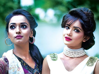 চোখে লাইনার বা কাজল টেনে সাজার চল ফিরে এসেছে। মডেল: জ্যোতি ও তানজিন তিশা, সাজ: রেড, ছবি: কবির হোসেন