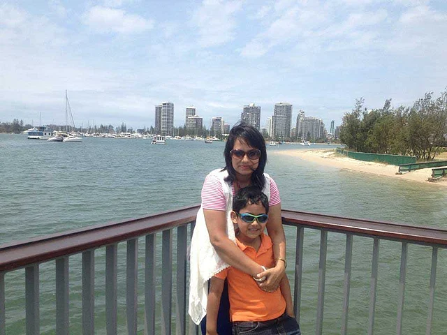 গোল্ড কোস্টে ছেলের সঙ্গে লেখিকা