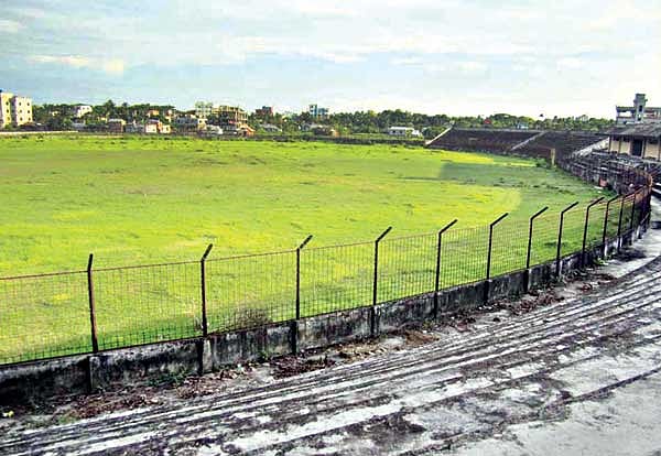 কিশোরগঞ্জে সৈয়দ নজরুল ইসলাম স্টেডিয়াম উদ্বোধনের আট বছর পেরিয়ে গেলেও এখন পর্যন্ত মাঠে গড়ায়নি একটি খেলাও। তবে এই সময়ের মধ্যে স্টেডিয়ামটির নাম দুই দফায় পরিবর্তন হয়েছে। ব্যবহার না থাকায় গ্যালারিতে শেওলা জমেছে। অনেক স্থানে ফাটলও দেখা দিয়েছে l প্রথম আলো