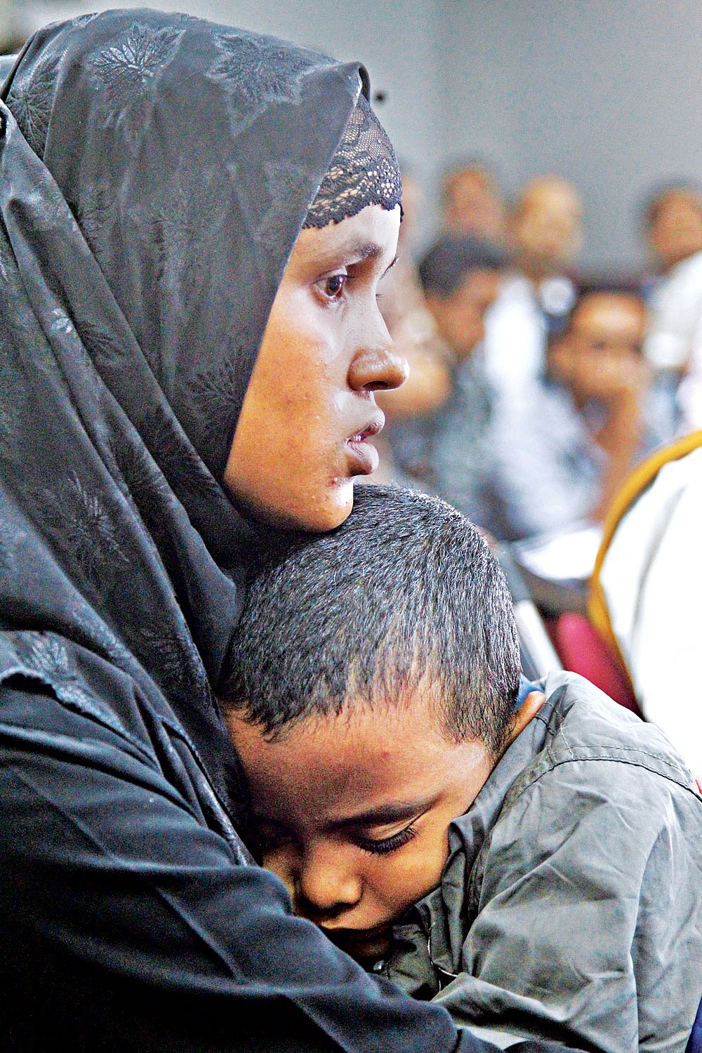 সমুদ্রপথে মালয়েশিয়া যাওয়ার সময় নিখোঁজ হন স্বামী শফিকুর। সন্তানকে নিয়ে গতকাল জাতীয় প্রেসক্লাবে পরিবারের দুর্ভোগের কথা বলছিলেন সিরাজগঞ্জের রহিমা l ছবি: প্রথম আলো