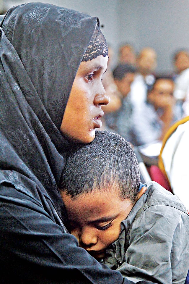 সমুদ্রপথে মালয়েশিয়া যাওয়ার সময় নিখোঁজ হন স্বামী শফিকুর। সন্তানকে নিয়ে গতকাল জাতীয় প্রেসক্লাবে পরিবারের দুর্ভোগের কথা বলছিলেন সিরাজগঞ্জের রহিমা l ছবি: প্রথম আলো