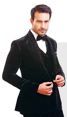 নিজের সংগ্রহের পোশাক পরেই নকশার জন্য ছবি তুললেন আসিফ আজিম। ছবি: কবির হোসেন