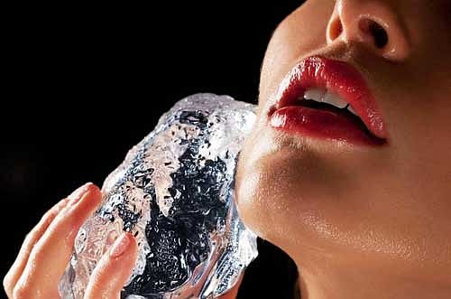 ‘যে নারীর কণ্ঠ বেশি আবেদনময় তাঁর মুখও সুশ্রী’। প্রতীকী ছবি: হিন্দুস্তান টাইমস/শাটারস্টক