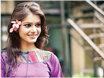 ত্বক ও চুলের ধরন অনুযায়ী বেছে নিন সঠিক প্রসাধনী। মডেল: তানজিন তিশা, ছবি: নকশা