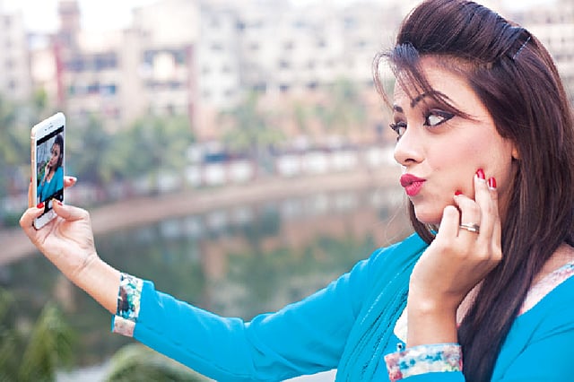 সেলফি তুলতে বাধা নেই, কিন্তু তা যেন নিয়ন্ত্রণে থাকে। মডেল: আশা। ছবি: কবির হোসেন