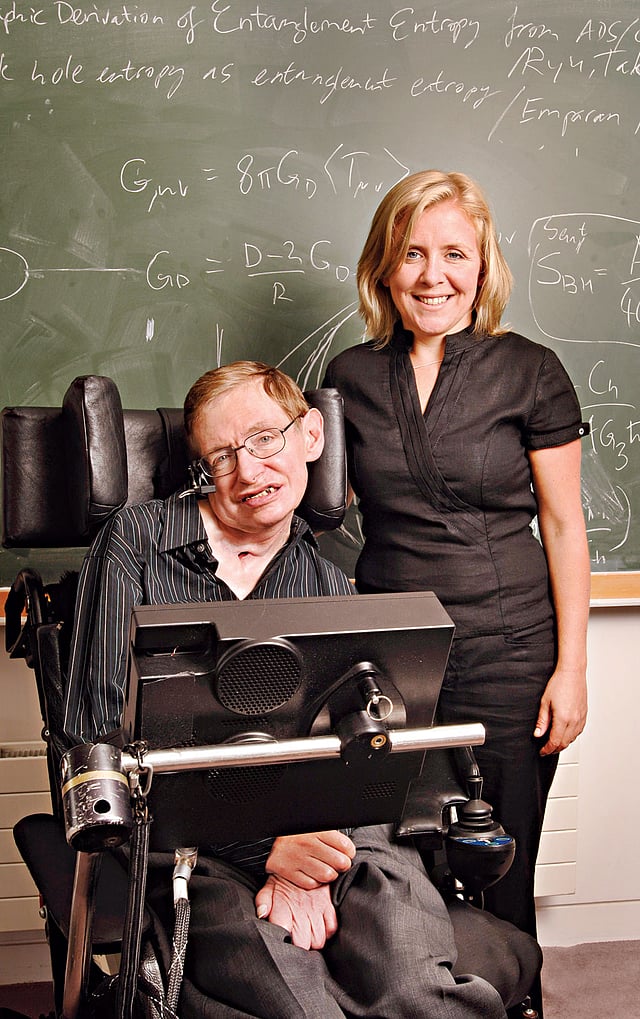 বাবা-মেয়ে দুজনই যখন বিখ্যাত: বাবা স্টিফেন হকিংয়ের সঙ্গে লুসি। ছবি: সংগৃহীত