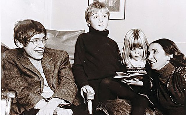 সত্তরের দশকে: বাবা স্টিফেন হকিং, মা জেন ওয়াইল্ড ও ভাই রবার্টের সঙ্গে লুসি