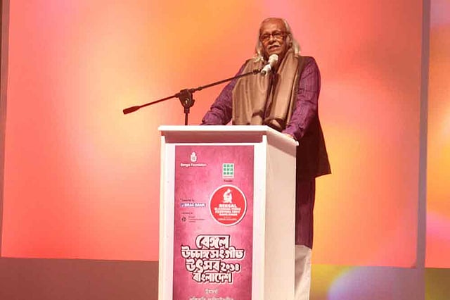 মৃত্যুর কিছুক্ষণ আগে উচ্চাঙ্গসংগীতের অনুষ্ঠানে বক্তব্য দেন কাইয়ুম চৌধুরী। ছবি: প্রথম আলো