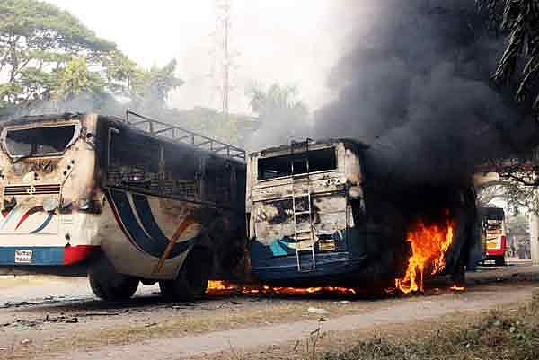 ইসলামী বিশ্ববিদ্যালয়ের ভাড়া করা বাসের চাপায় বিশ্ববিদ্যালয়ের এক ছাত্রের নিহত হন। এ ঘটনায় প্রতিষ্ঠানটির বাসগুলোতে ভাঙচুর ও আগুন দিয়েছেন ক্ষুব্ধ শিক্ষার্থীরা। ছবি: তৌহিদী হাসান