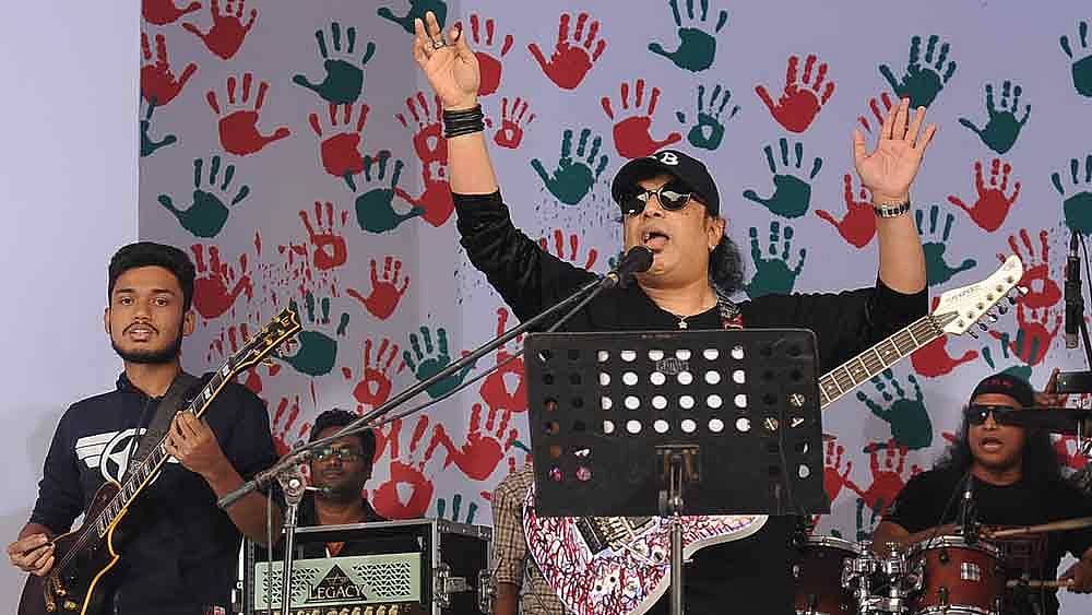 কোকাকোলা-চ্যানেল আই ব্যান্ডফেস্ট ২০১৪তে গান গাইছেন আইয়ুব বাচ্চু