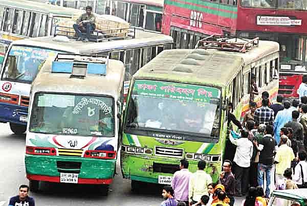 নির্দিষ্ট স্থানে না থামিয়ে প্রায় মাঝরাস্তা থেকে যাত্রী তুলছে একটি বাস। পেছন থেকে আরেকটি এসে গা-ঘেঁষাঘেঁষি করে দাঁড়িয়েছে। উদ্দেশ্য অভিন্ন। যাত্রীরাও বেপরোয়া। রাজধানীর শাহবাগে গতকাল বিকেল চারটার দৃশ্য।