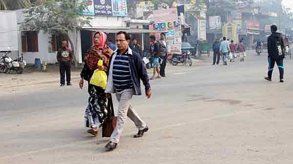 গাড়ি না পেয়ে বিপাকে পড়েছেন যাত্রীরা। ছবি: তৌহিদী হাসান