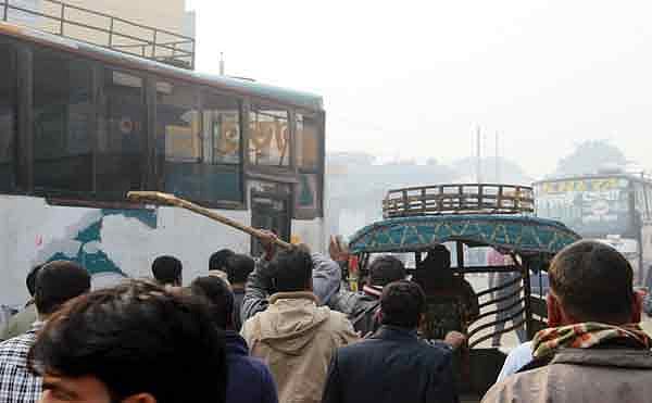 কুষ্টিয়ায় পরিবহন ধর্মঘটে আজ সোমবার কোনো গাড়ি চলতে দিচ্ছেন না শ্রমিকেরা। মজমপুরে একটি নছিমনকে আটকাচ্ছেন শ্রমিকেরা। ছবি: তৌহিদী হাসান