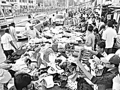 বেদখল ফুটপাতে হাঁটার জায়গা নেই