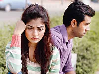 মতের অমিল থেকে ঝগড়া। অতঃপর তরুণ দম্পতি সিদ্ধান্ত নিলেন বিবাহবিচ্ছেদের। এই সিদ্ধান্তের প্রভাব পড়ে মা-বাবার ওপরও। ছবি: সুমন ইউসুফ