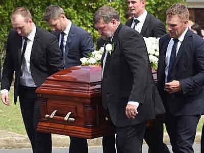 ফিল হিউজের কফিন বয়ে নিলেন ভাই জেসন (বাঁয়ে), বাবা গ্রেগরি (ডানে) এবং দুই সতীর্থ মাইকেল ক্লার্ক ও অ্যারন ফিঞ্চ। কাল অস্ট্রেলিয়ার নিউ সাউথ ওয়েলসের ম্যাকসভিলে