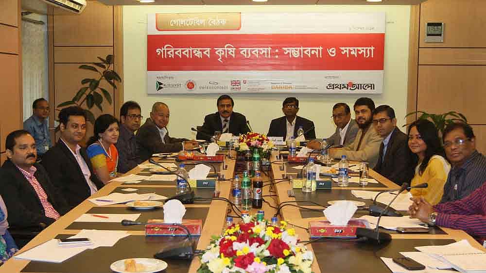 কৃষিতে উৎপাদন বাড়লেও কৃষক এখনো পণ্যের ন্যায্য মূল্য পাচ্ছেন না। ন্যায্য মূল্য পাওয়া নিশ্চিত করতে হলে প্রান্তিক পর্যায়ে কৃষকের কাছে প্রযুক্তি ও কৃষিভিত্তিক তথ্যসেবা পৌঁছে দিতে হবে। প্রথম আলো আয়োজিত এক গোলটেবিল আলোচনায় কৃষি খাতের সঙ্গে সংশ্লিষ্ট সরকারি-বেসরকারি প্রতিষ্ঠানের কর্মকর্তারা এ পরামর্শ দেন। ছবি: জাহিদুল করিম