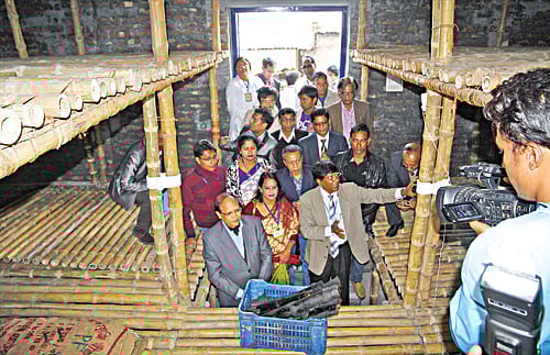 উদ্বোধনের পর বিকল্প ‘হিমাগার’ ঘুরে দেখছেন বাংলাদেশ ব্যাংকের গভর্নর ড. আতিউর রহমান। গতকাল রাজশাহীতে l প্রথম আলো