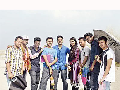 দর্শকের ভোটে সেরা ফিল্ম ‘ফিরে এসো ফারিয়া’ দলের সদস্যরা