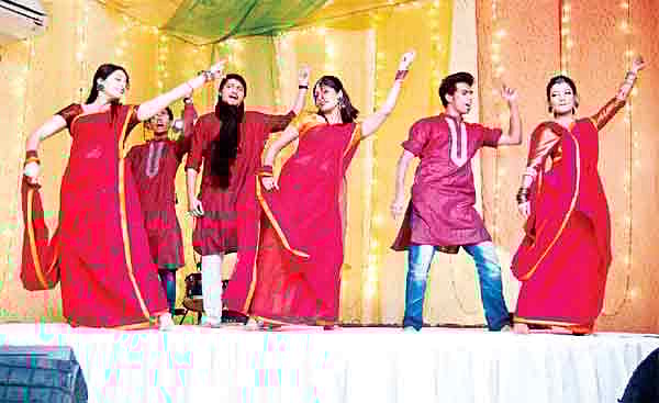 বন্ধুর বিয়েতে বন্ধুরা মিলেই করেন এমন নাচ-গানের অনুষ্ঠান