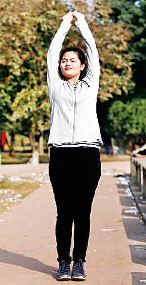 শীতের সকালে করতে পারেন এমন ব্যায়াম। মডেল: লিন্ডা, ছবি: সুমন ইউসুফ