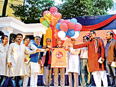 বেলুন উড়িয়ে প্রমার যুগপূর্তির অনুষ্ঠান উদ্বোধন করছেন অতিথিরা