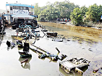 ডুবে যাওয়া ট্যাংকার ওটি সাউদার্ন স্টার-৭ উদ্ধার করে রাখা হয়েছে শ্যালা নদীর জয়মনিঘোল এলাকায়। গতকাল দুপুরে ছবিটি তুলেছেন এহসান-উদ-দৌলা
