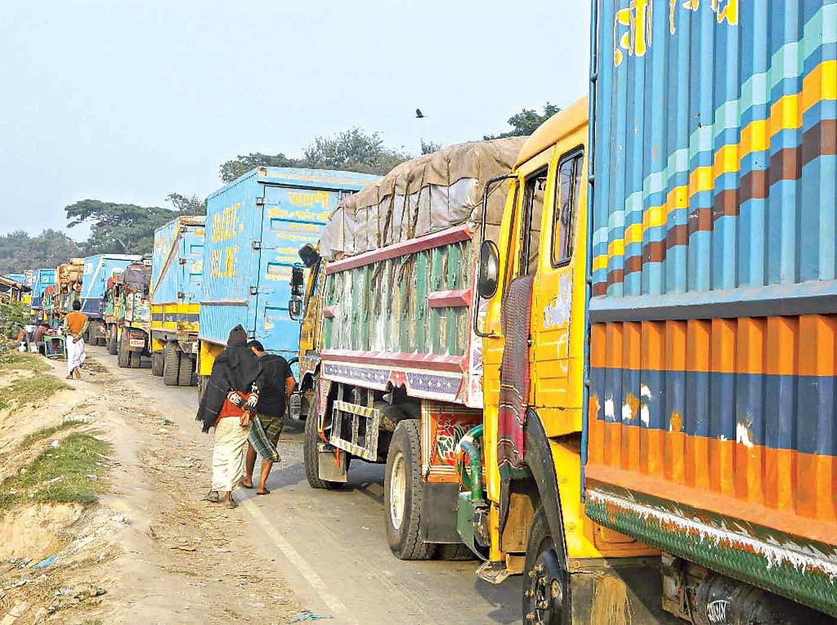 ঘনকুয়াশার কারণে রাতে ফেরি চলাচল বন্ধ থাকায় গতকাল সকালে রাজবাড়ীর গোয়ালন্দ উপজেলার দৌলতদিয়া ঘাটে পারাপারের জন্য পণ্যবাহী ট্রাকের দীর্ঘ সারি l প্রথম আলো