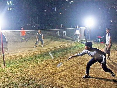 শীত ক্রমেই জেঁকে বসছে। পাড়া-মহল্লায় সন্ধ্যার পর থেকে ব্যাডমিন্টন খেলাও জমে উঠছে। শীতকালে ব্যাডমিন্টন অন্য এক আনন্দ-উৎসবের আমেজ এনে দেয়। ছবিটি ধানমন্ডি এলাকার l প্রথম আলো