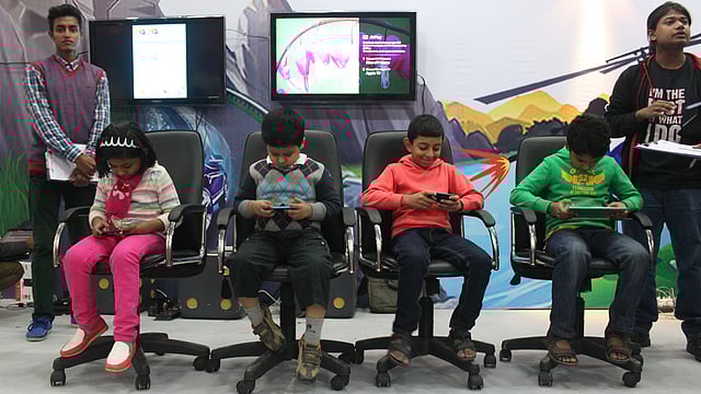 মোবাইল গেমিং প্রতিযোগিতায় শিশুরাও অংশ নিচ্ছে