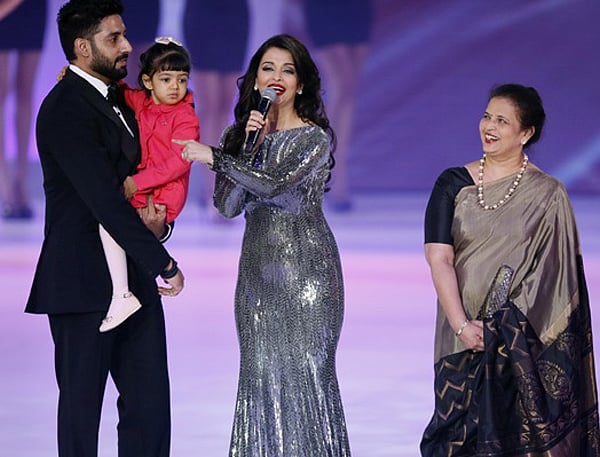 বিশ্ব সুন্দরী প্রতিযোগিতার ৬৪তম আসরের মঞ্চে (বাঁ দিক থেকে) অভিষেক বচ্চন, আরাধ্য বচ্চন, ঐশ্বরিয়া রাই বচ্চন ও তাঁর মা বৃন্দা রাই