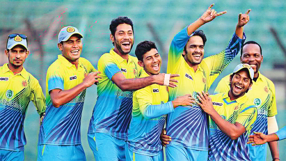 আরও একটা উইকেট—বোলার সাকলাইন সজীবকে নিয়ে আবাহনীর খেলোয়াড়দের উদ্‌যাপনটা রূপ নিল ‘রেলগাড়ি’তে। কাল ফতুল্লা স্টেডিয়ামে l প্রথম আলো