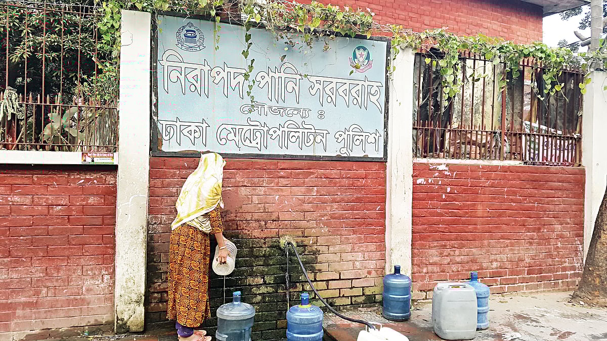 পানি সংগ্রহে তখনো ভিড় পড়েনি। আগেভাগেই পানি জারে ভরে নিচ্ছেন এক নারী। গতকাল সকালে রাজারবাগ পুলিশ লাইন পাম্পস্টেশন থেকে তোলা ছবি l প্রথম আলো