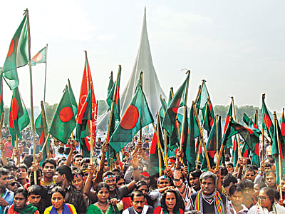 হাতে লাল-সবুজের পতাকা। অনুভবে দেশাত্মবোধ। গতকাল বিজয় দিবসে জাতীয় স্মৃতিসৌধে মানুষের ঢল l ছবি: প্রথম আলো