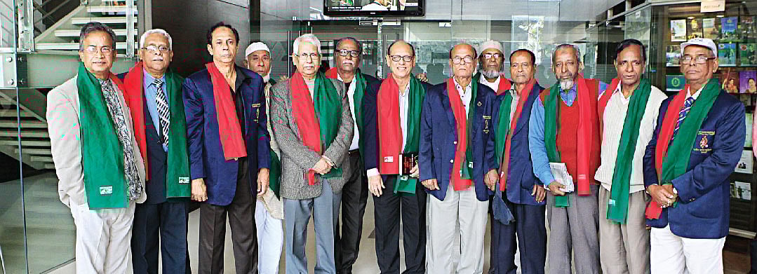 ৪৩ বছর আগে এভাবেই তাঁদের এক ছাতার নিচে নিয়ে এসেছিল মহান মুক্তিযুদ্ধ। স্বাধীন বাংলা ফুটবল দলের কয়েকজন কাল আবার একত্র হয়েছিলেন একটি বেসরকারি টেলিভিশনের বিজয় উৎসবে l প্রথম আলো