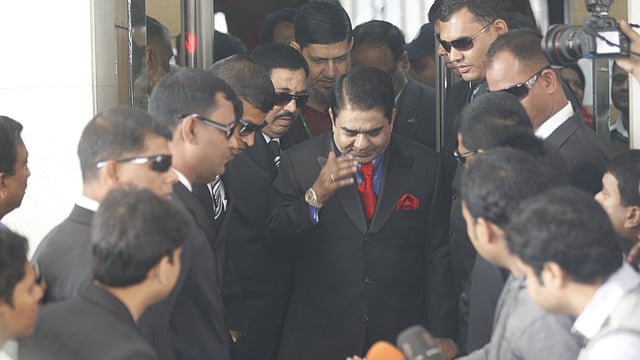 নিজস্ব নিরাপত্তা বাহিনীর বেষ্টনীতে দুদক কার্যালয়ে যান বিতর্কিত ব্যবসায়ী মুসা বিন শমসের। ছবি: প্রথম আলো