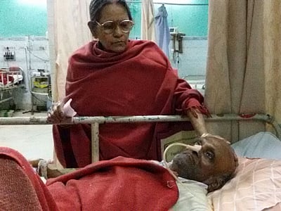 হাসপাতালে চিকিৎসাধীন গোবিন্দ হালদার।