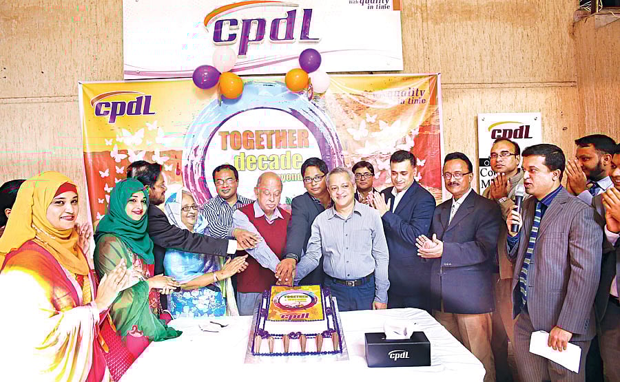 কেক কেটে সিপিডিএলের ১০ বছর পূর্তি উৎসব উদ্বোধন করেন অতিথিরা