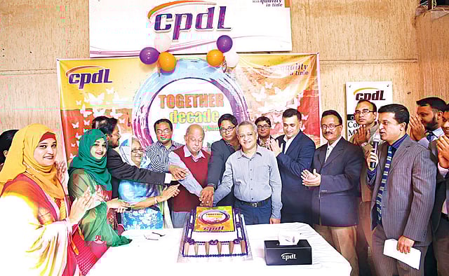 কেক কেটে সিপিডিএলের ১০ বছর পূর্তি উৎসব উদ্বোধন করেন অতিথিরা