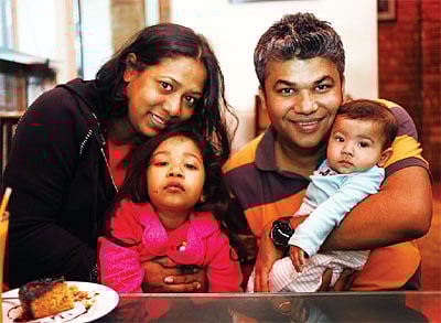 স্ত্রী গোধূলী খান, দুই মেয়ে আইয়ান ও অ্যালিনাকে নিয়ে জুয়েলের নিজের ভুবন